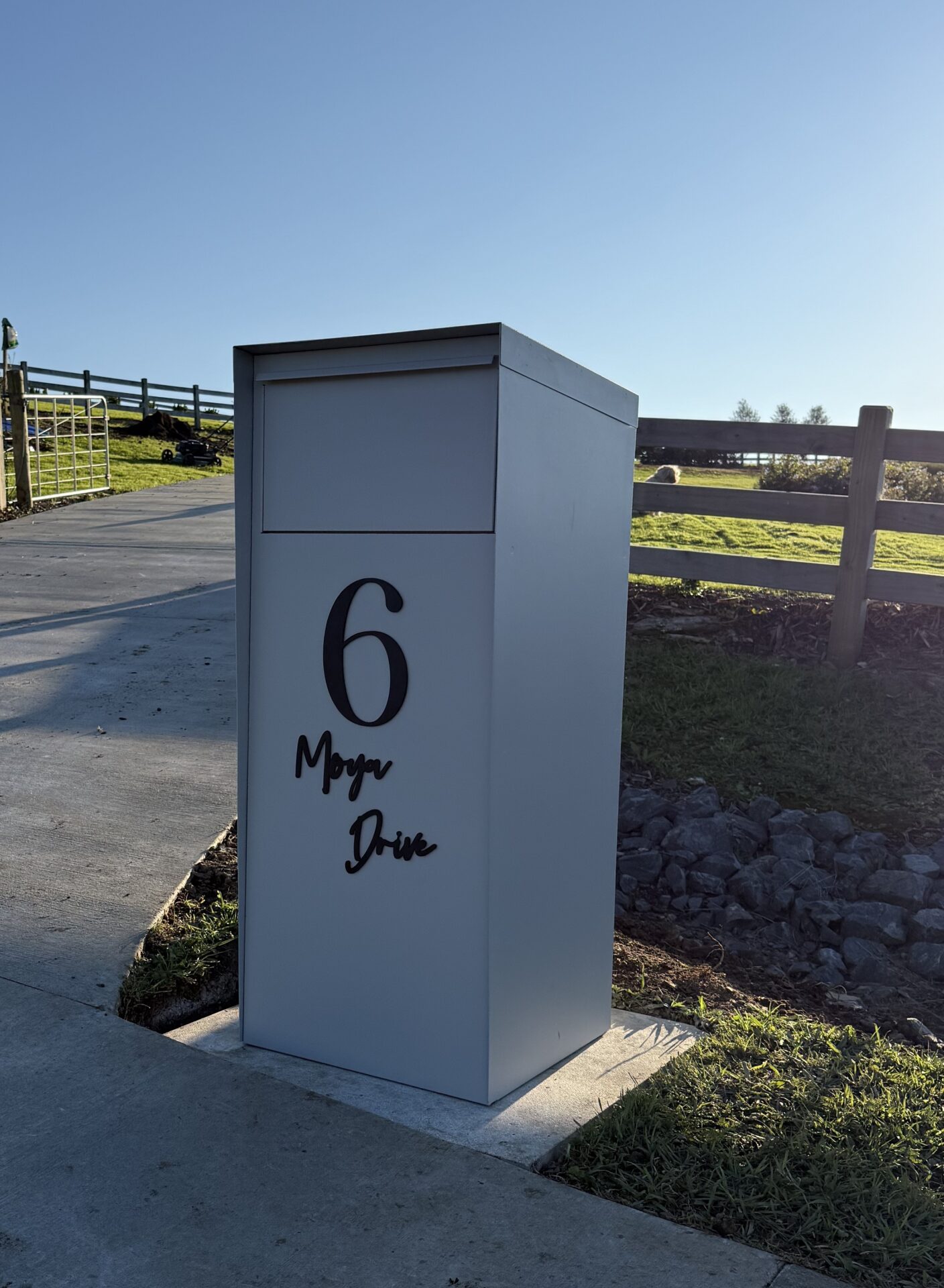 Parcel Letterbox NZ – Large Secure Parcel Mailbox (Roman 500 Series, NZ-Made)